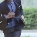 走って追いかけてくるマスクの男。ヤバいやつだと思い走って逃げたら・・・