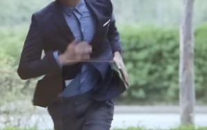 走って追いかけてくるマスクの男。ヤバいやつだと思い走って逃げたら・・・