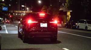 やけに遅くフラフラ走っている車。車内を覗いてみたら・・・えぇぇ？！