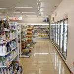 コンビニで会計が終わった後にワインを割ってしまったおばさん。→不憫に思った店員が新品を渡したら・・・え?!