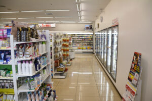 コンビニで会計が終わった後にワインを割ってしまったおばさん。→不憫に思った店員が新品を渡したら・・・え？！