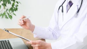 いつも怖いくらい冷静沈着な精神科医の先生が、男性の足元を見た瞬間・・・えっ？！