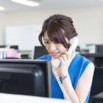 電話対応にあたっていた女性。→常連のクレーマーを思わず動揺させた一言がこちら・・・