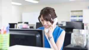 電話対応にあたっていた女性。→常連のクレーマーを思わず動揺させた一言がこちら・・・