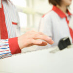 コンビニで何かを話す店員。→「耳が聞こえない」と伝えると店員はこんな行動にでた・・・