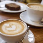 カフェでデートする高校生カップルがなぜかなかなかコーヒーを飲もうとしない。→理由が・・・
