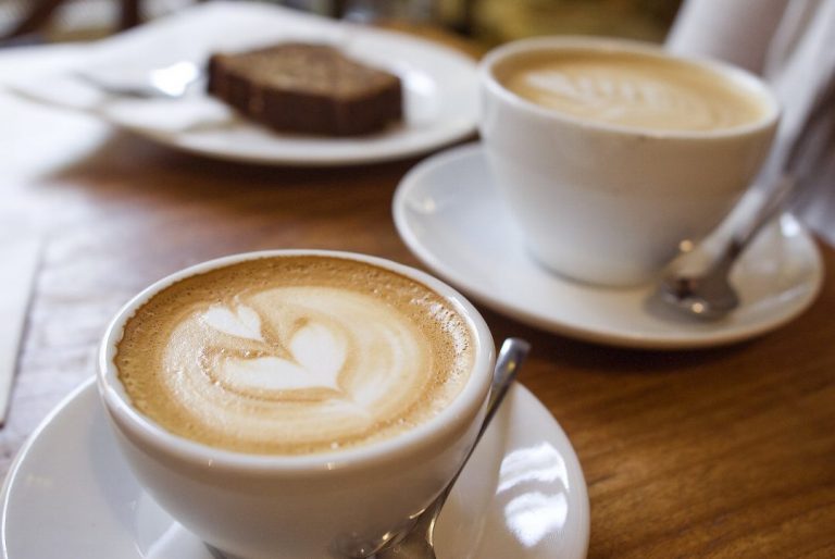 カフェでデートする高校生カップルがなぜかなかなかコーヒーを飲もうとしない。→理由が・・・