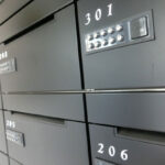 ポストに毎日入れられる花。全く心当たりが無いので気持ち悪いと思っていたら・・・