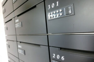 ポストに毎日入れられる花。全く心当たりが無いので気持ち悪いと思っていたら・・・