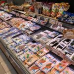 とあるスーパーの生鮮コーナーに設けられた『究極の2択を迫る』張り紙がこちら・・・