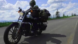 バイクでの走行中。何かが飛んできて腕から流血。何事かと見てみると・・・えっ？！