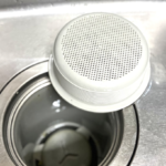 排水溝のザルは『アレをこうするだけ』で隙間なくピカピカに・・!