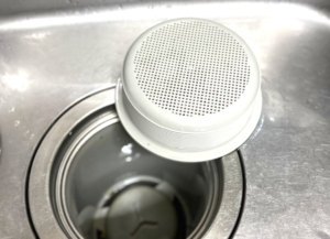 排水溝のザルは『アレをこうするだけ』で隙間なくピカピカに・・！