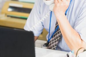 クレーム対応をしていた同僚がものすごく泣きそうな声をしていたので、心配になって駆け寄ったら・・・え。