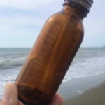 海岸で手紙が入っている茶色の小瓶を拾った男性。→読んでみると・・・えっ?!