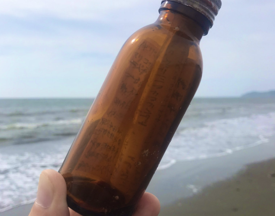 海岸で手紙が入っている茶色の小瓶を拾った男性。→読んでみると・・・えっ？！