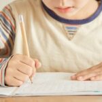 落書き帳に同じ女子の名前を何度も書く6才の息子。好きな子かと思ったら・・その理由に泣いた。