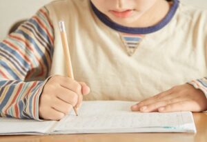 落書き帳に同じ女子の名前を何度も書く６才の息子。好きな子かと思ったら・・その理由に泣いた。