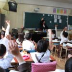 授業参観で、当てられたものの緊張で黙り込んでしまった女の子。→するとその様子を見た先生はこう言った・・・