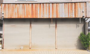 去年からずっと閉まっているタピオカ屋。→時短協力金申請していたので不動産屋がシャッターを開けたら・・・えっ？！