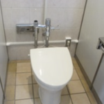 とある道の駅で考えられたトイレットペーパー盗難防止対策の張り紙。→発想が天才すぎる