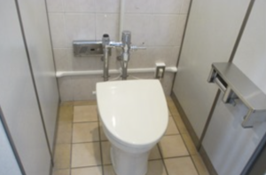 とある道の駅で考えられたトイレットペーパー盗難防止対策の張り紙。→発想が天才すぎる