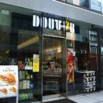 こんなの欲しかった!!ドトールで見かけた『荷物のおける椅子』に賞賛の声「全国に広まって欲しい」