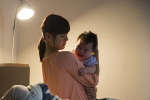 息子の泣き声に飛び起きて抱き上げようとしたら・・・えぇっ？！？！