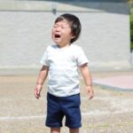 迷子になり半泣きで歩いている幼児に遭遇した女性はこんな行動に出た!「ファインプレー!」