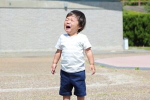 迷子になり半泣きで歩いている幼児に遭遇した女性はこんな行動に出た！「ファインプレー！」