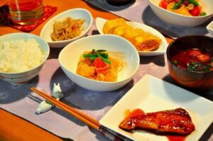 「もう嫌すぎる」22時に帰宅した夫に夕飯を作って配膳をしていたら・・・