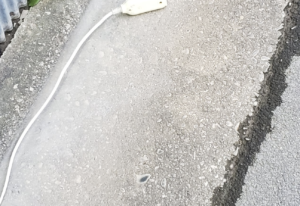 「これは恐ろしい」外で発見した電源コードにゾッ・・・