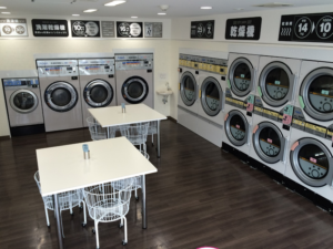 コインランドリーでよく会うおばあちゃんに「こんにちは」と挨拶したら・・・ひぃぃ・・・