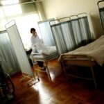 保健室の掃除中、美人保健医に「いいもの見せてあげる」と呼ばれた男児は・・・