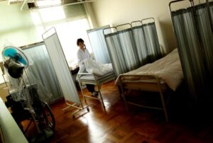 保健室の掃除中、美人保健医に｢いいもの見せてあげる｣と呼ばれた男児は・・・