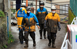 釣具店の前を通りかかった泥まみれの若手警官達。→するとそれを見た男性店員が・・・