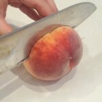 初めて知った!『桃をムダなく簡単に食べる方法』に「感動!」の声♪