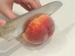 初めて知った！『桃をムダなく簡単に食べる方法』に「感動！」の声♪