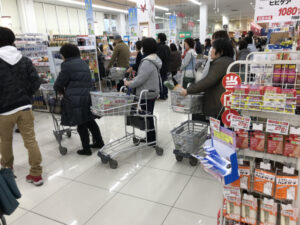 この発想はなかった！！スーパーでレジに並んでたら「急いでるから」と横入りされた女性はこうした・・・！！