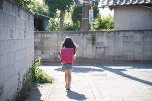 小学校に飴をもって行きたがる女の子。→理由を聞いたら・・・言葉が出ない