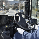 マスクなしでバスに乗り込んだおばあさん。運転手が指摘すると乗客が・・・
