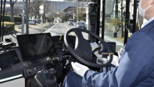 マスクなしでバスに乗り込んだおばあさん。運転手が指摘すると乗客が・・・