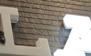 なぜか『L』だけ消灯している『LAWSON』→それには深〜い理由が・・・