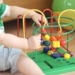 「2歳の娘が4時に起きて一人遊びをしていた様子」と投稿された一枚の画像を見てみると・・・ぎえぇぇええ