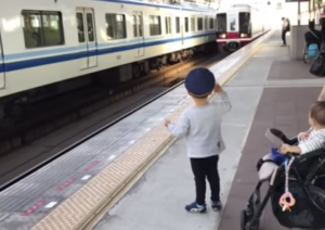 ０歳から４歳になるまで電車にバイバイし続けた男の子。→車掌さん達の神対応動画集が素敵すぎた・・・！