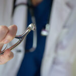 朝起きたら耳が聞こえず突発性難聴かと思い、耳鼻科を受診したら先生からまさかの診断を告げられた・・・