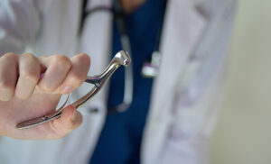 朝起きたら耳が聞こえず突発性難聴かと思い、耳鼻科を受診したら先生からまさかの診断を告げられた・・・