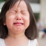 自転車で転倒してしまった女の子。→すると通りがかりの男性が・・・