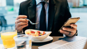 ２年間一緒にお昼を共にしていた同僚から聞く『嫁の話』が好きだったんだけど・・・→まさかの事実に仕事が手につかない・・・