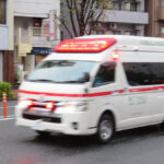 近所に救急車が到着するも1時間以上出発せず。→何事かと心配していたら・・・ひどい(涙)